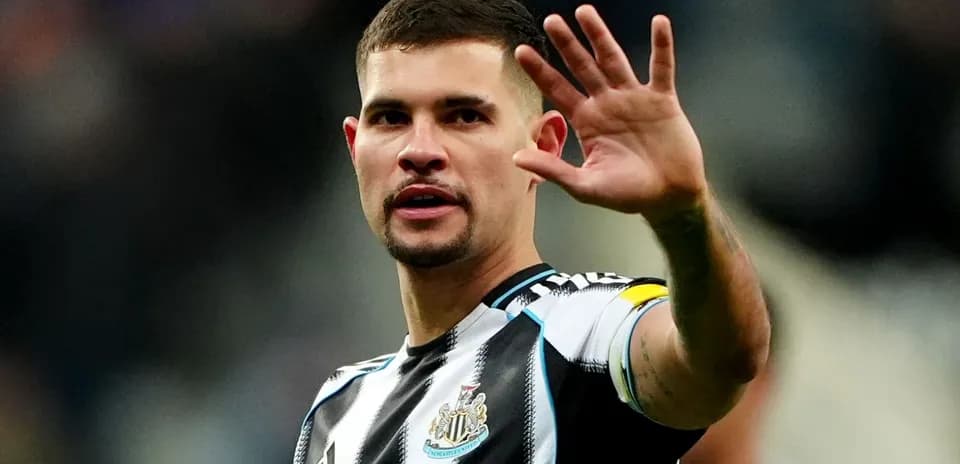 Jugador de Newcastle United saludando a la afición