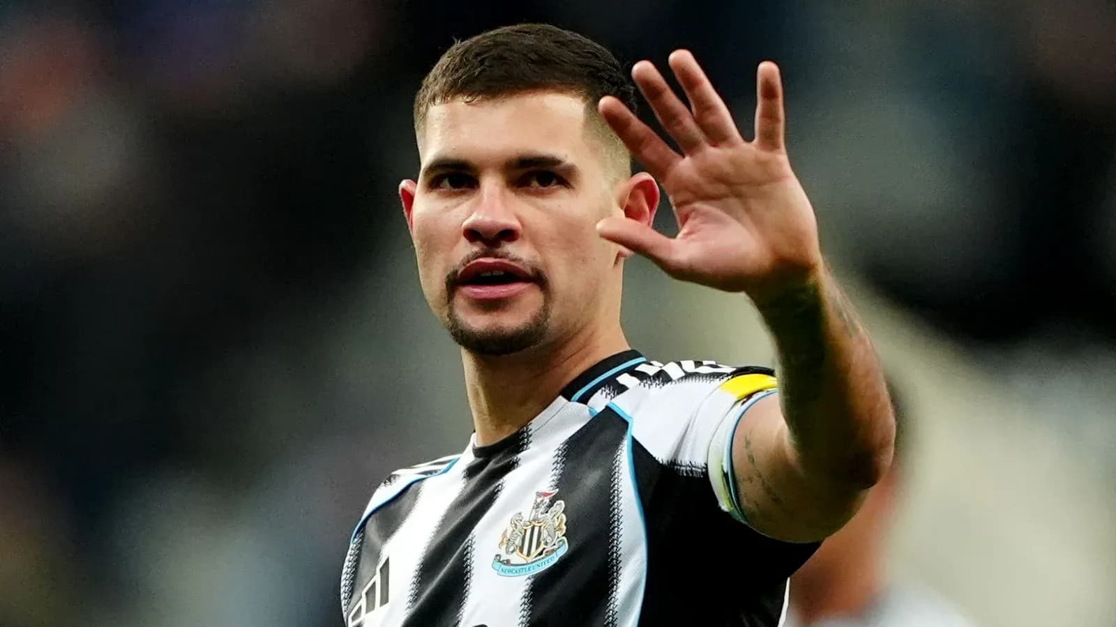 Jugador de Newcastle United saludando a la afición