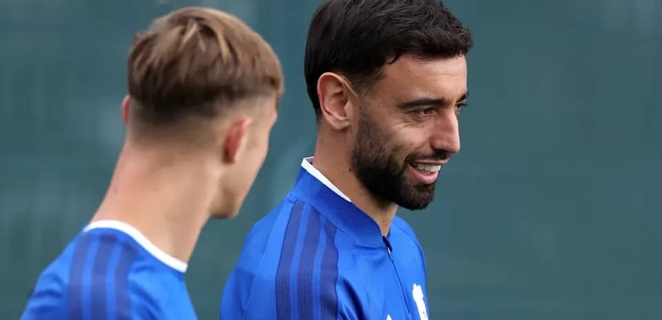 Jugadores conversando durante entrenamiento en el campo