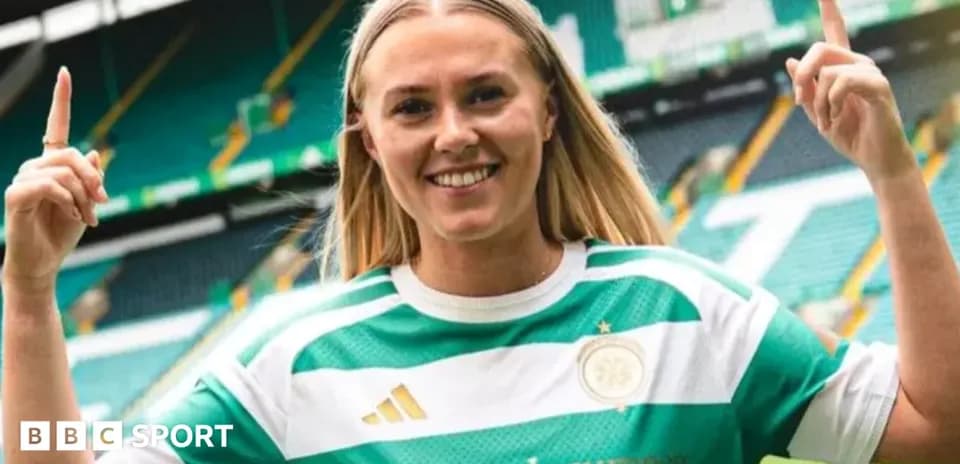 Jugadora de fútbol en camiseta de Celtic sonriendo
