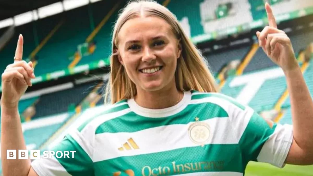 Jugadora de fútbol en camiseta de Celtic sonriendo