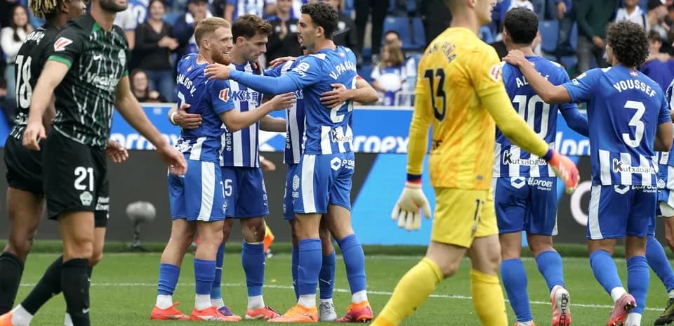 Jugadores de Alavés celebrando un gol