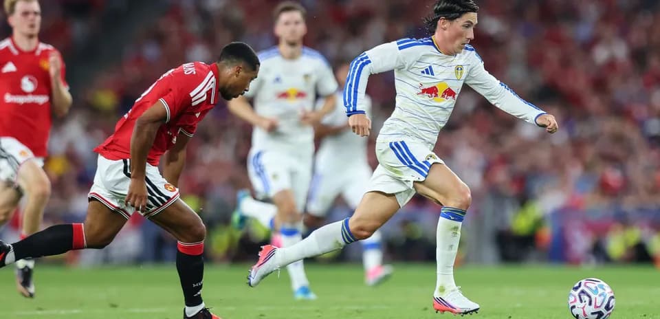 Jugador de Leeds United corriendo con el balón