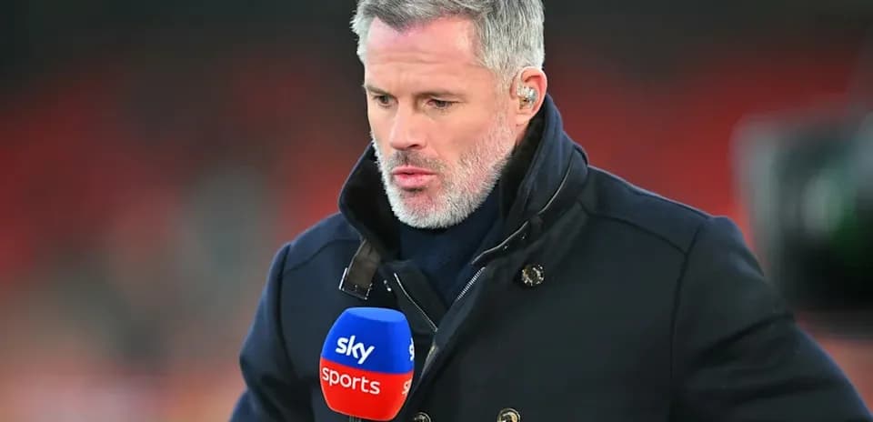 Analista deportivo con micrófono de Sky Sports