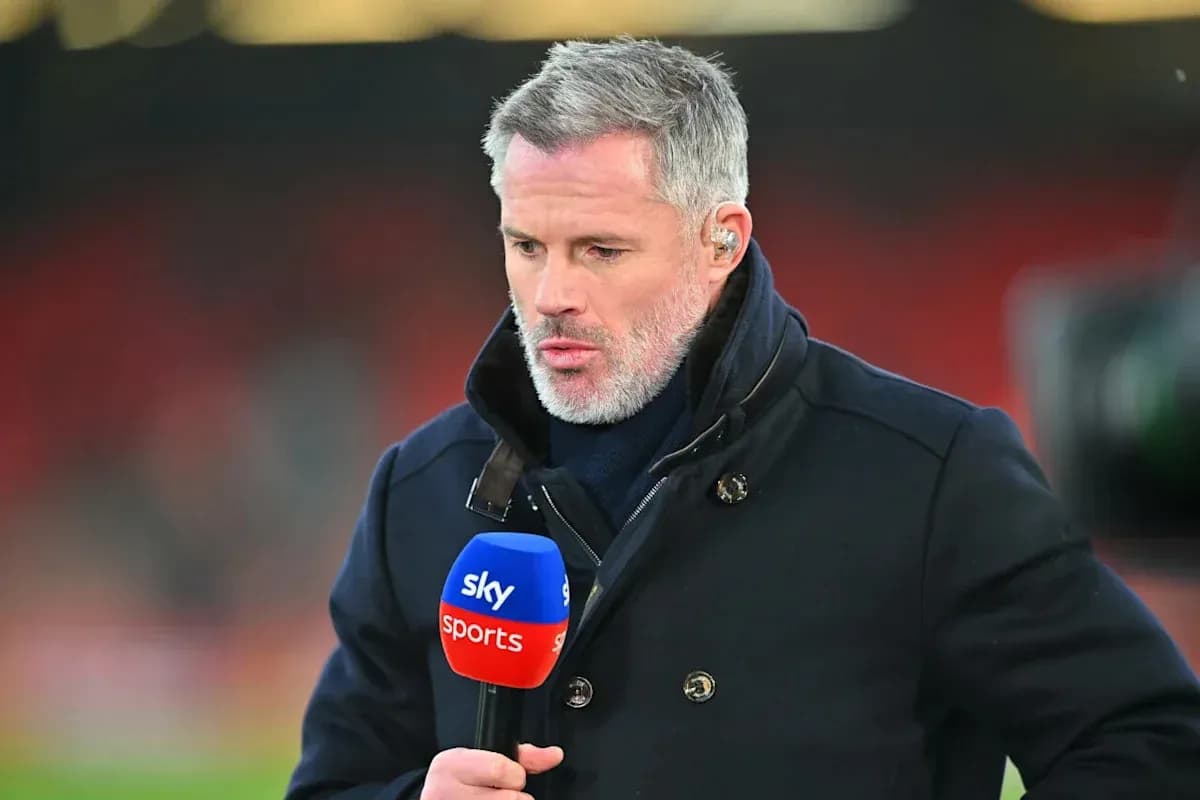 Analista deportivo con micrófono de Sky Sports