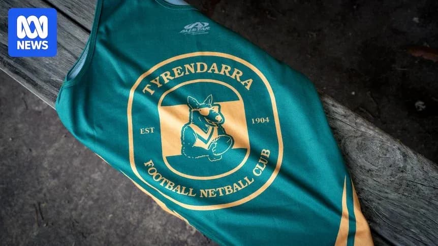 Camisa del Tyrendarra Football Netball Club sobre una mesa