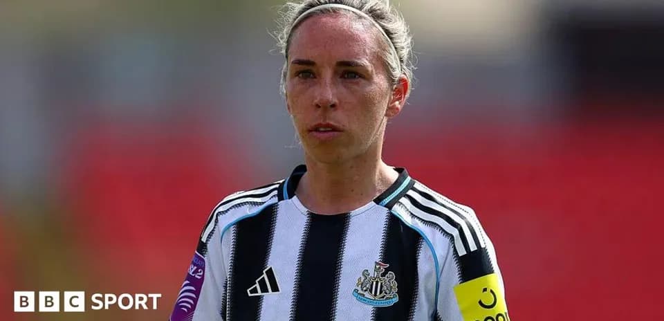 Jugadora de Newcastle con camiseta de rayas en campo
