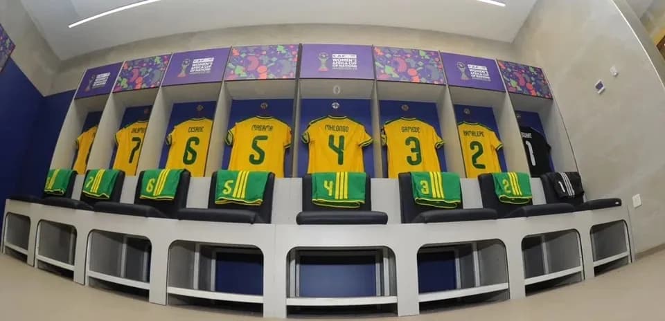 Camisetas y equipos en vestuario de fútbol