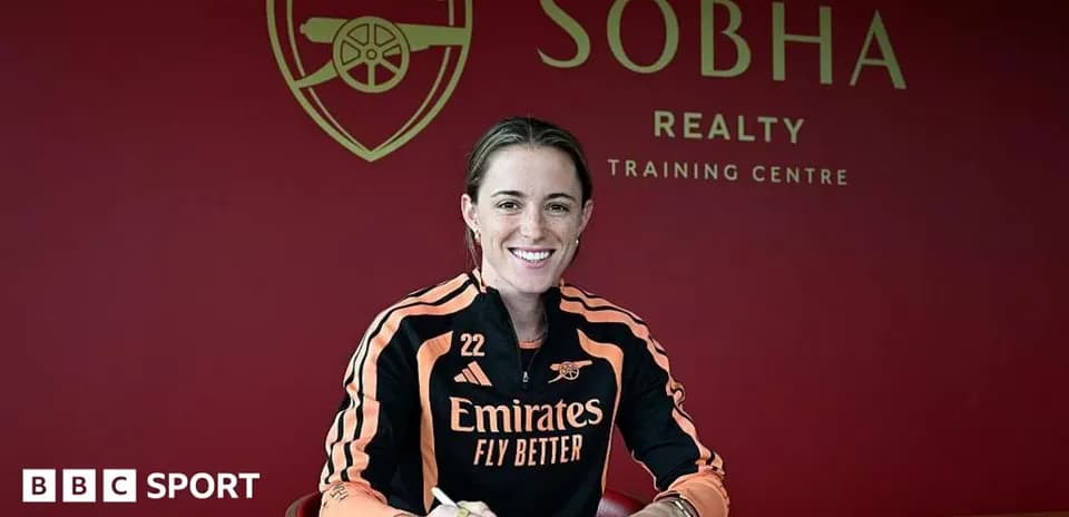 Jugadora firmando contrato en centro de entrenamiento Arsenal