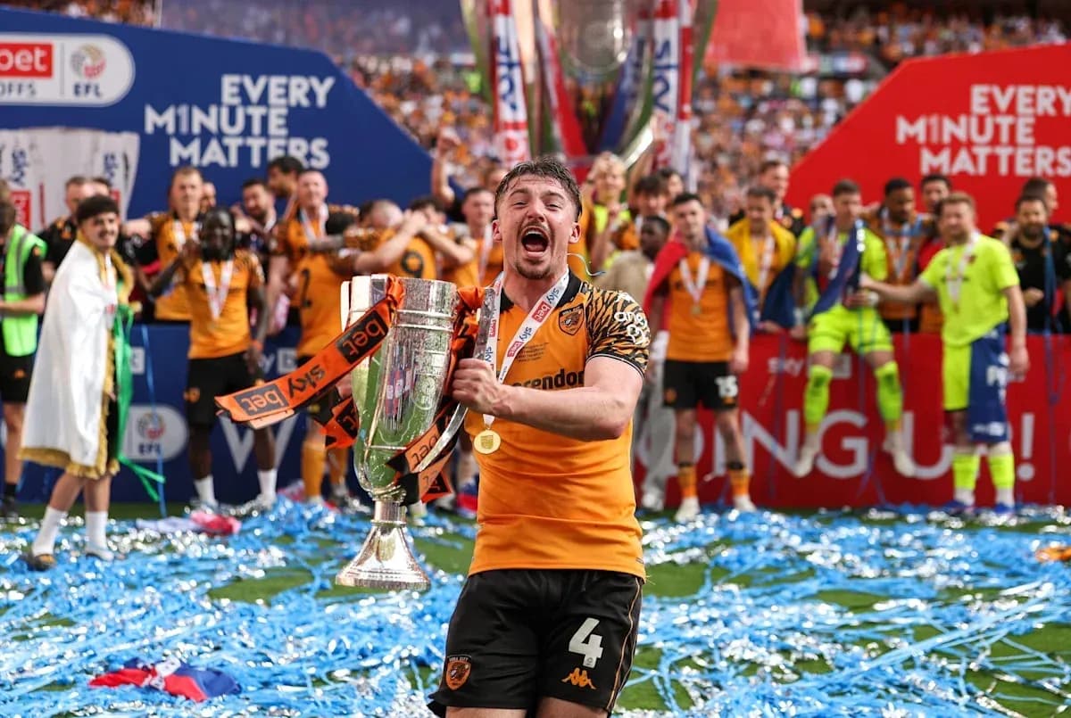 Jugador de Hull City celebrando con trofeo en el campo