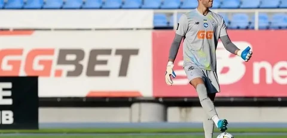 Portero realizando calentamiento en el campo de juego