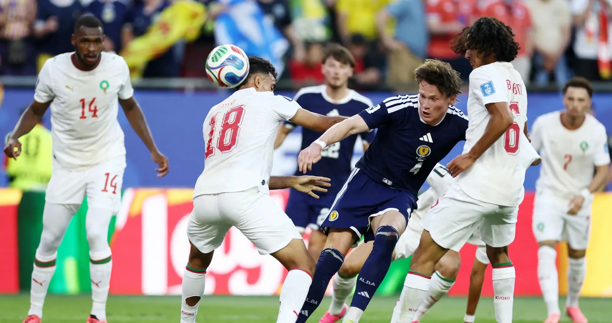 Jugadores de Escocia y Marruecos luchando por el balón