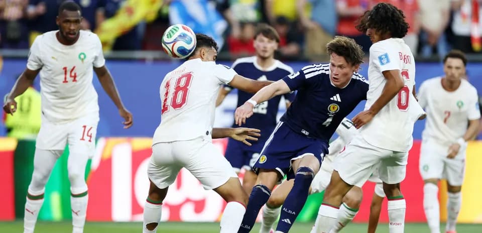 Jugadores de Escocia y Marruecos luchando por el balón