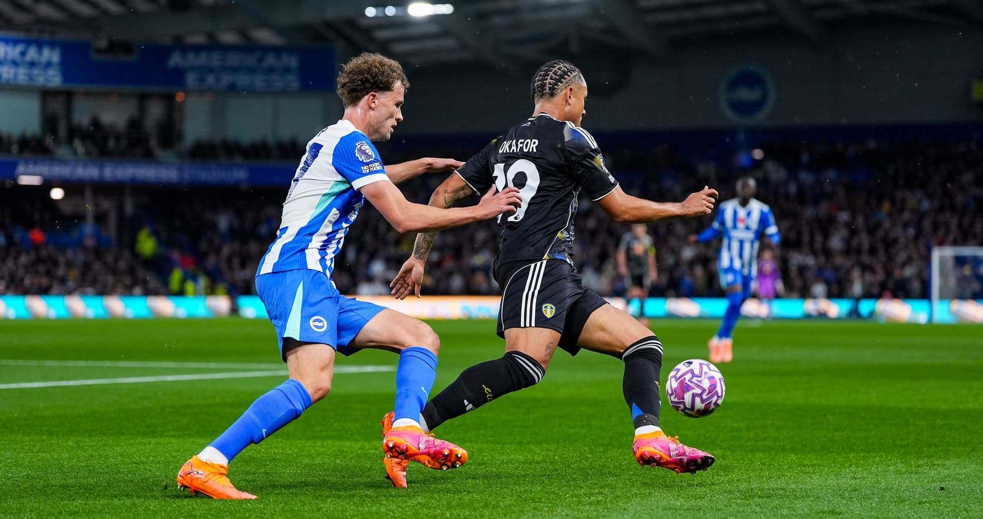 Jugador de Leeds intentando evitar la falta
