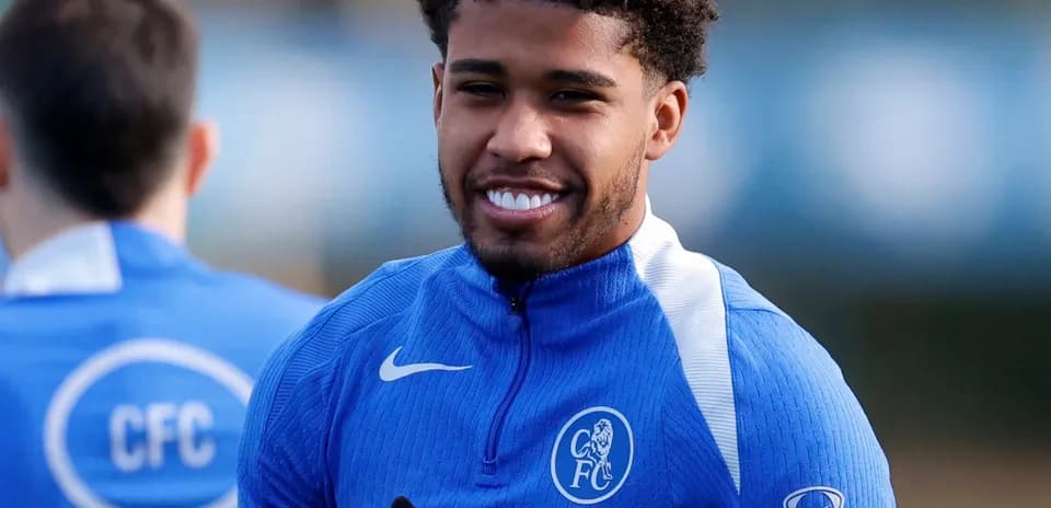 Jugador sonriendo durante entrenamiento con equipo azul
