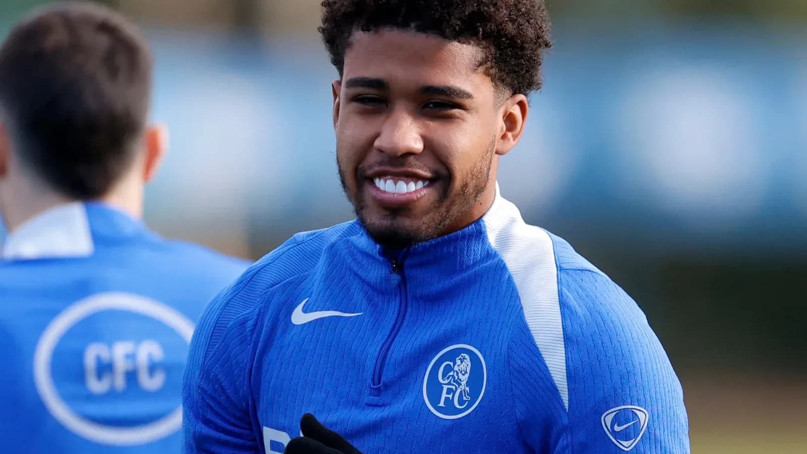 Jugador sonriendo durante entrenamiento con equipo azul
