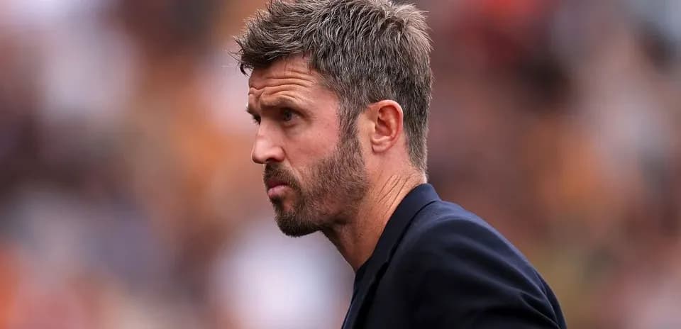 Entrenador observando el partido desde la línea lateral