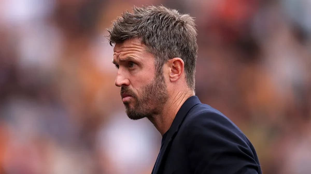 Entrenador observando el partido desde la línea lateral