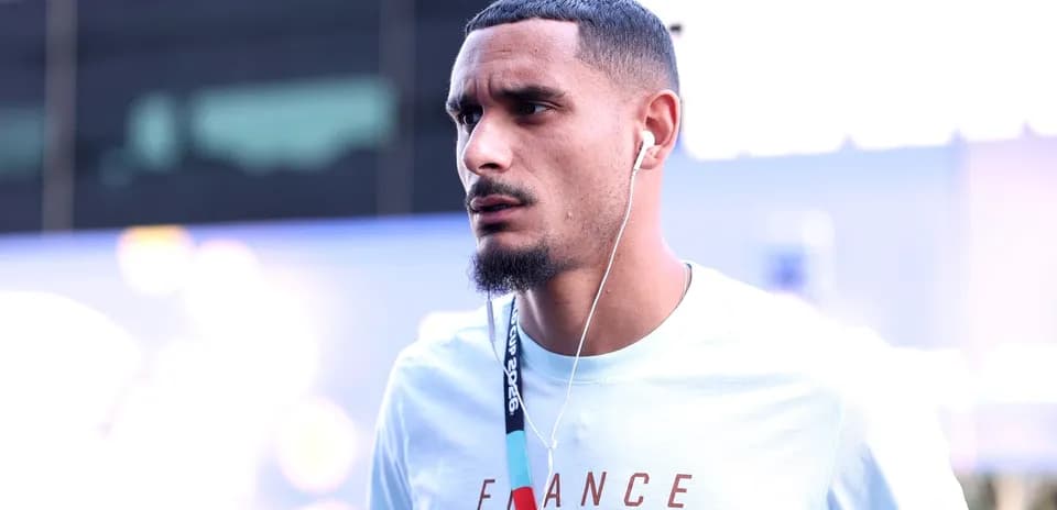 Jugador con auriculares llegando a evento deportivo