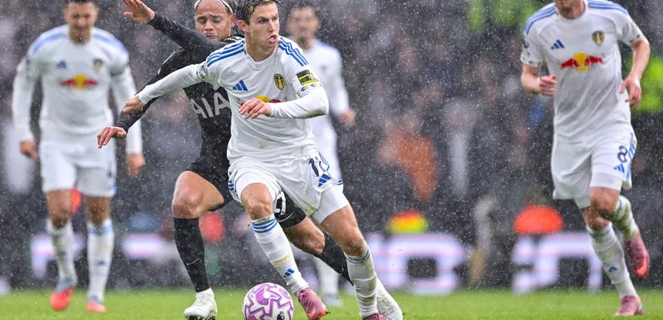 Jugador de Leeds driblando bajo la lluvia