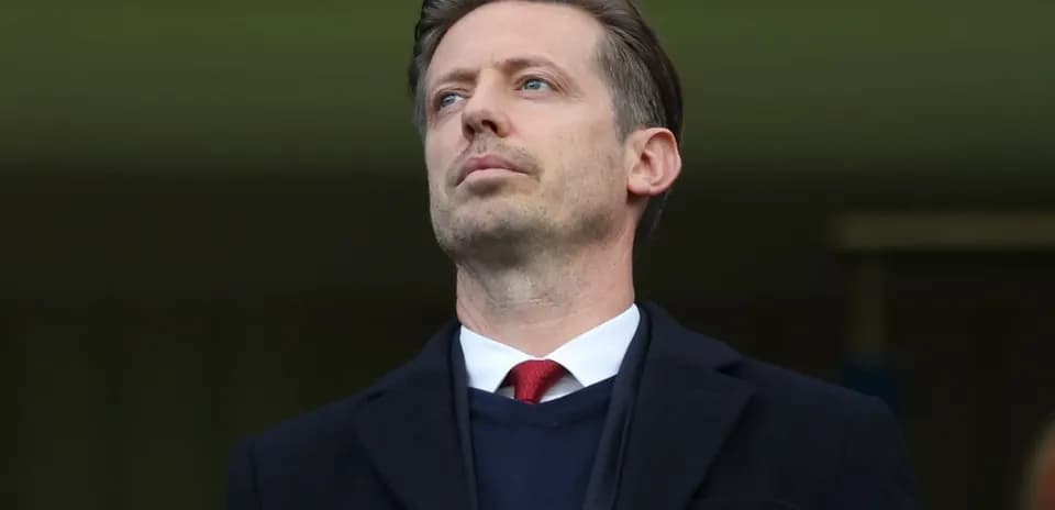 Hombre observando un evento deportivo desde la tribuna