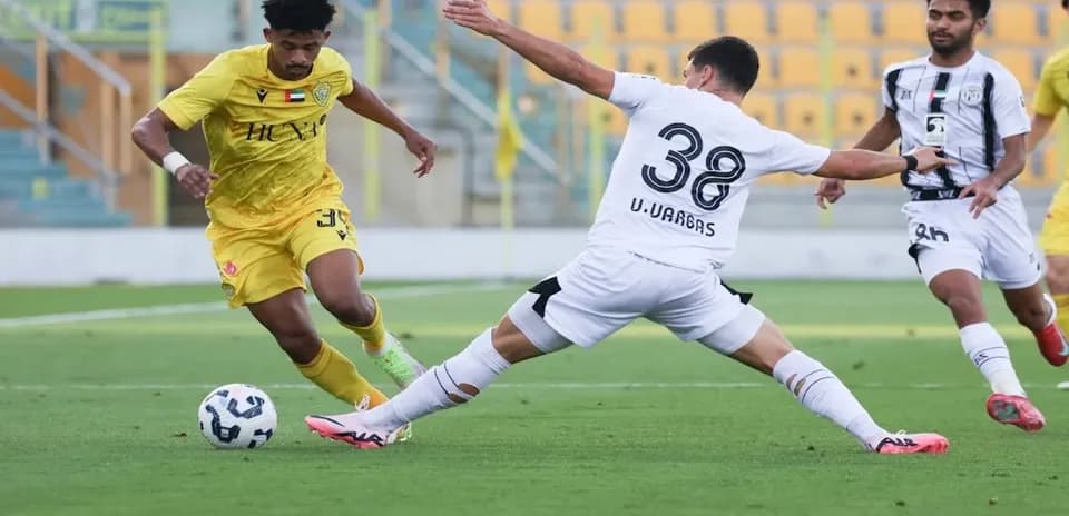 Jugador driblando durante partido Al Wasl U23 vs Al Jazira U23