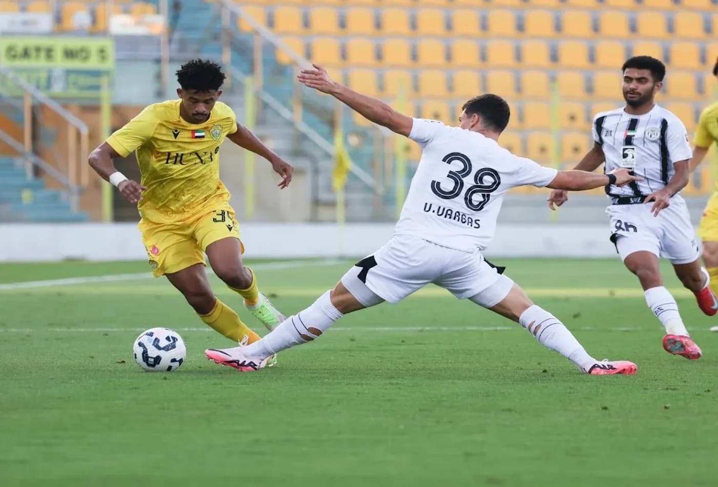 Jugador driblando durante partido Al Wasl U23 vs Al Jazira U23