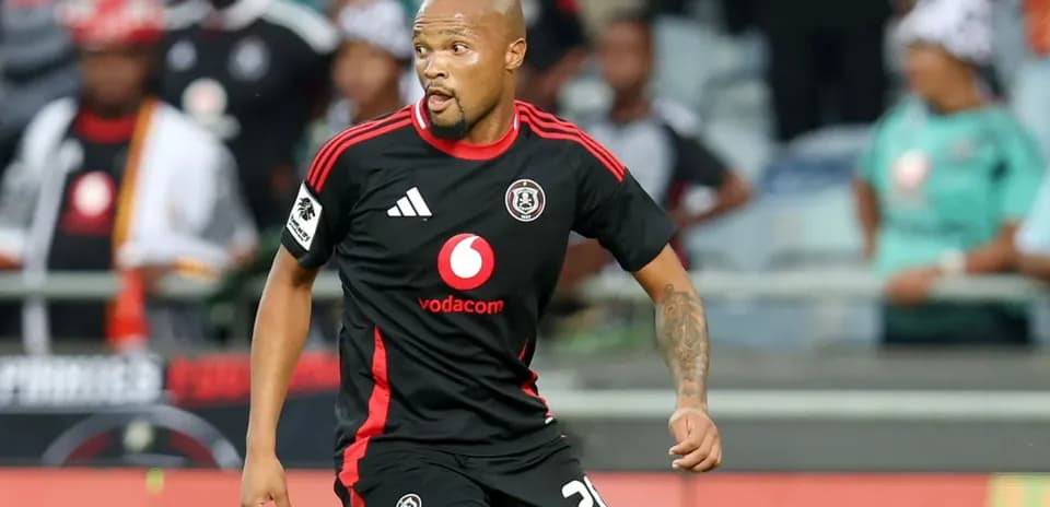 Jugador de Orlando Pirates corriendo con el balón