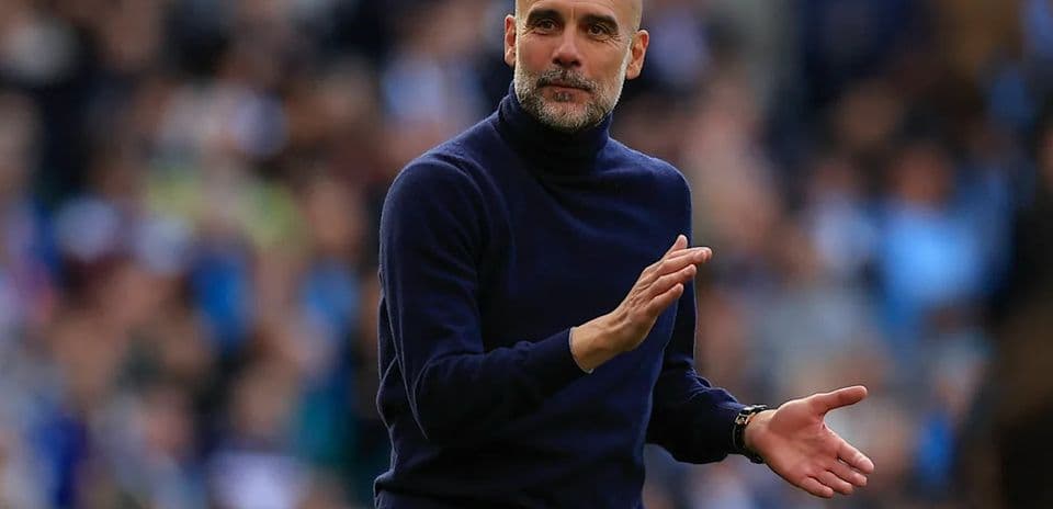 Entrenador gesticulando en el banquillo durante partido