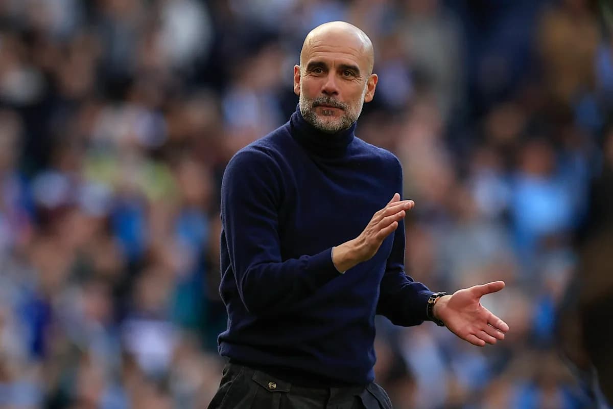 Entrenador gesticulando en el banquillo durante partido