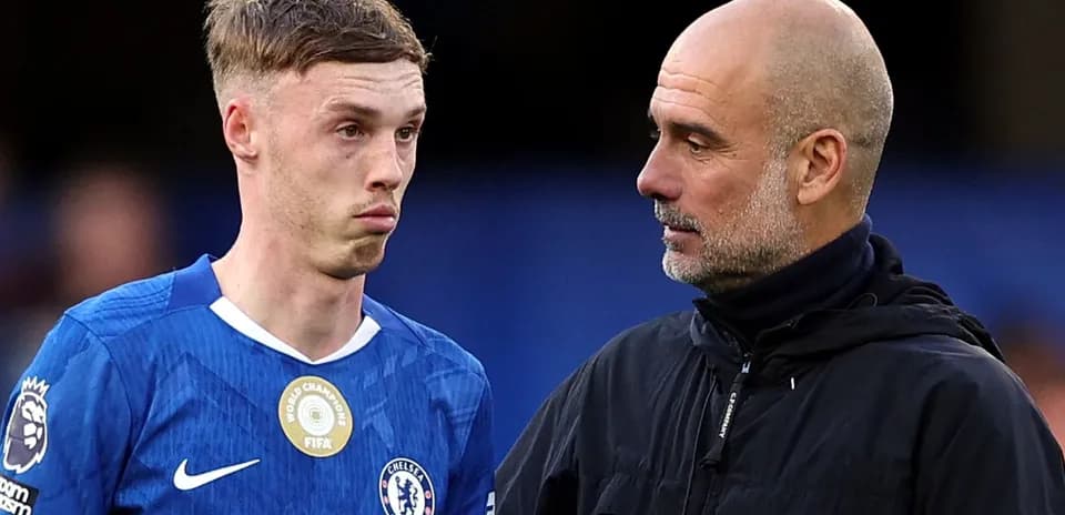 Jugador de Chelsea hablando con entrenador durante el partido