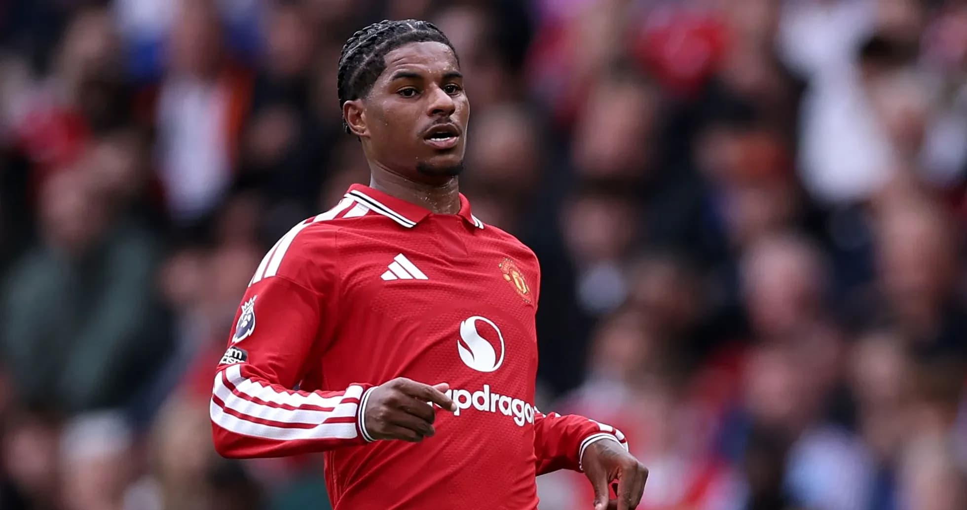 Jugador de Manchester United corriendo en el campo