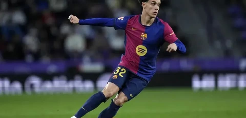 Jugador de Barcelona corriendo con el balón en campo