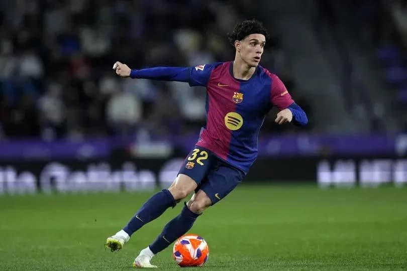 Jugador de Barcelona corriendo con el balón en campo
