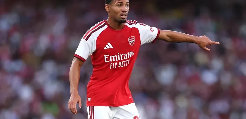 Jugador de Arsenal señalando durante un partido