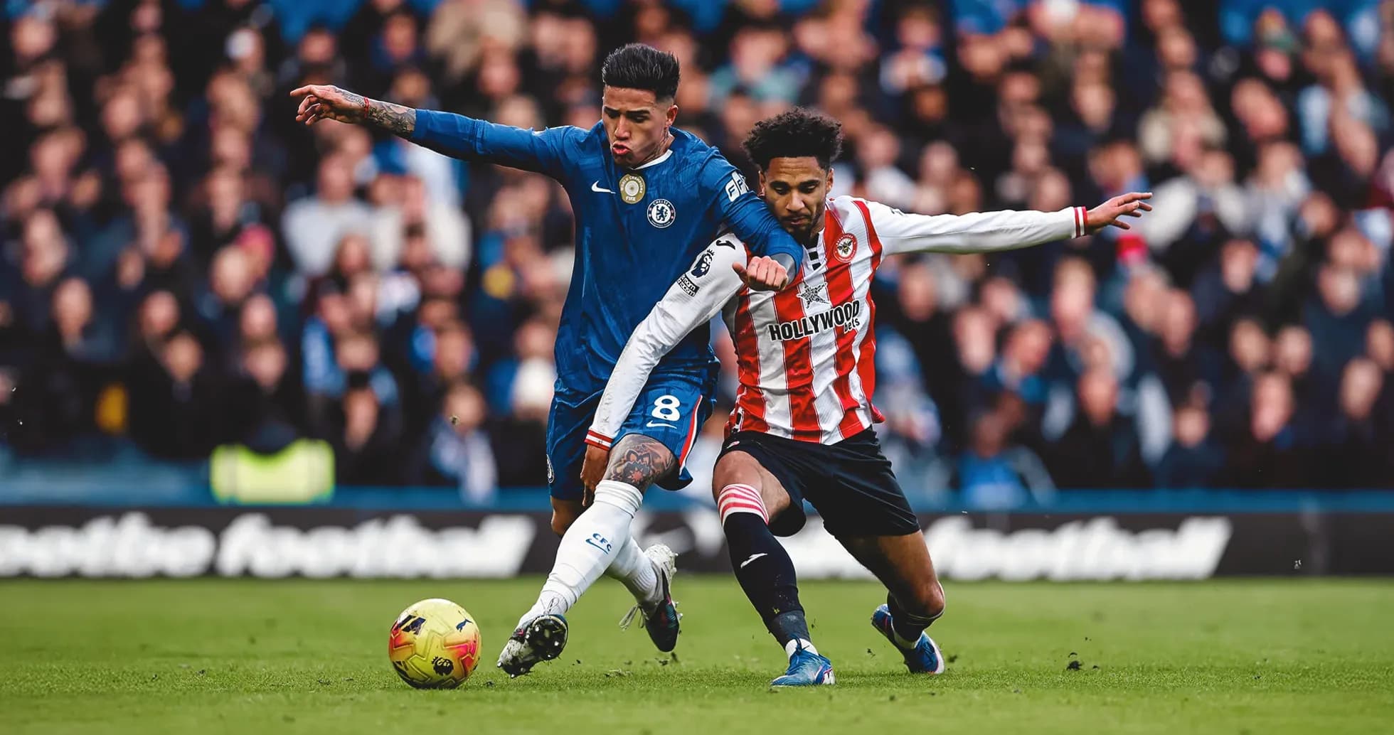 Jugadores de Brentford y Chelsea en acción