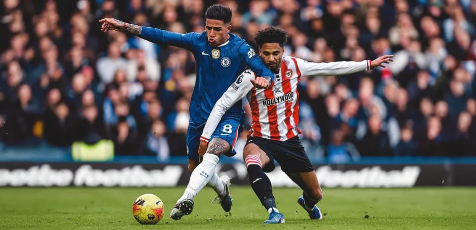 Jugadores de Brentford y Chelsea en acción