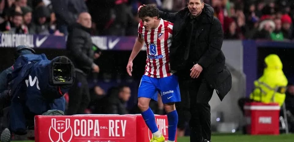 Jugador de Atlético siendo sustituido por el entrenador