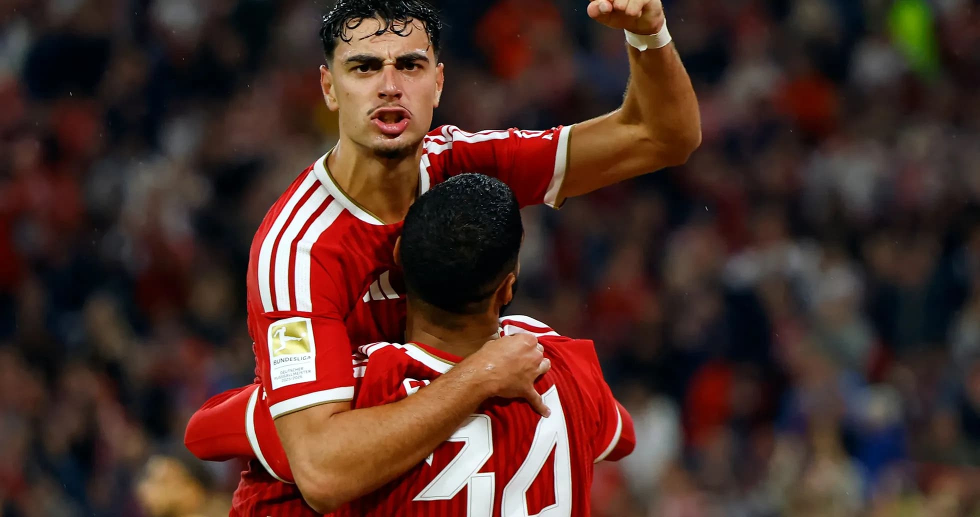 Jugadores celebrando un gol en el partido