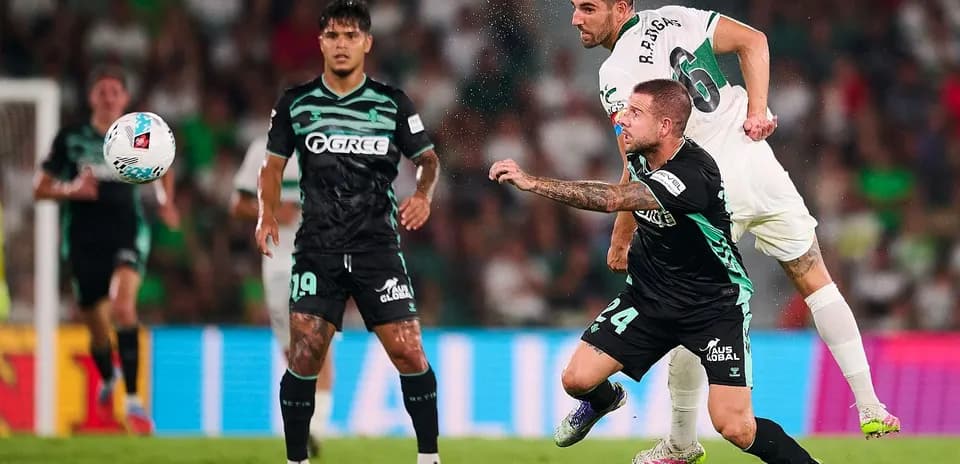 Acción del partido entre Real Betis y Elche