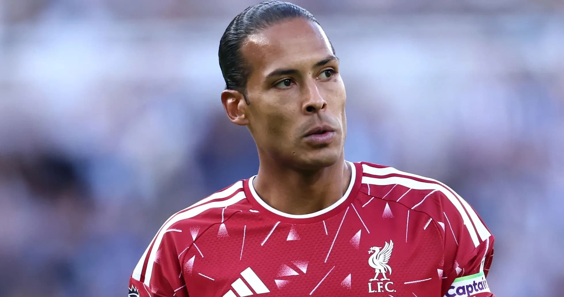 Jugador de Liverpool en uniforme rojo durante partido