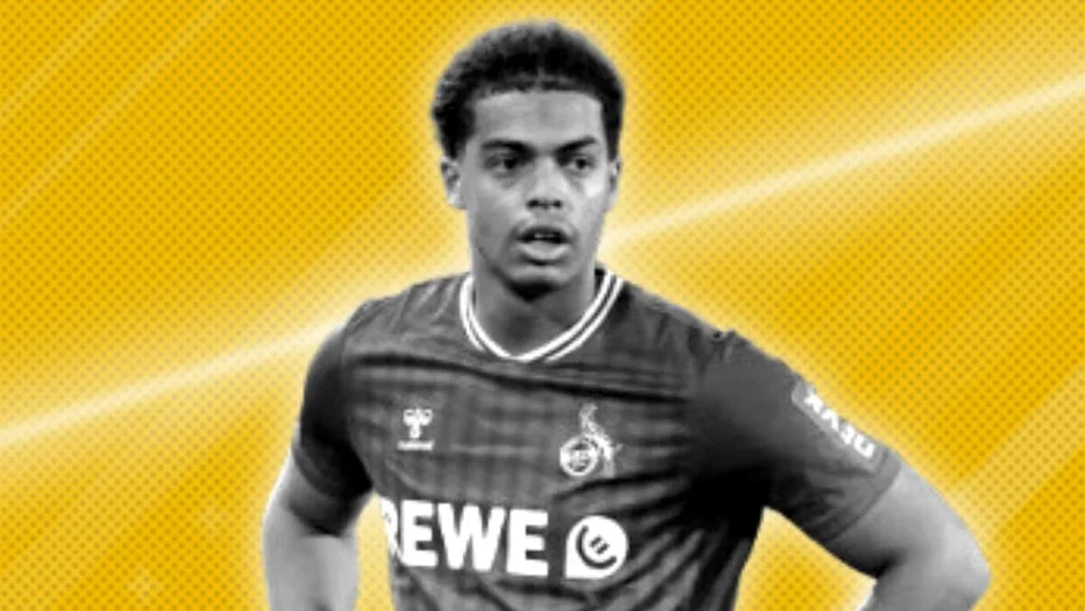 Jugador de fútbol con camiseta de REWE en fondo amarillo