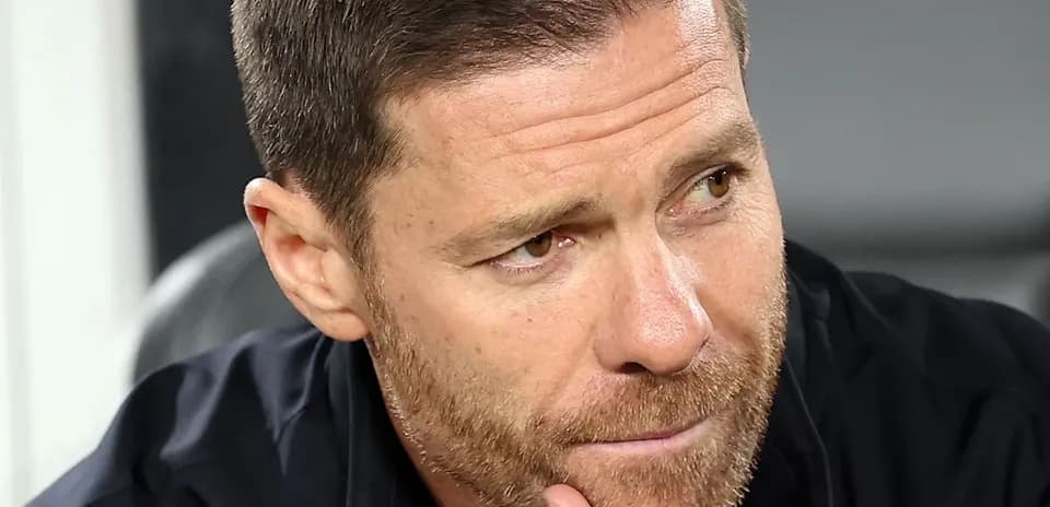 Entrenador pensativo en el banquillo durante el partido