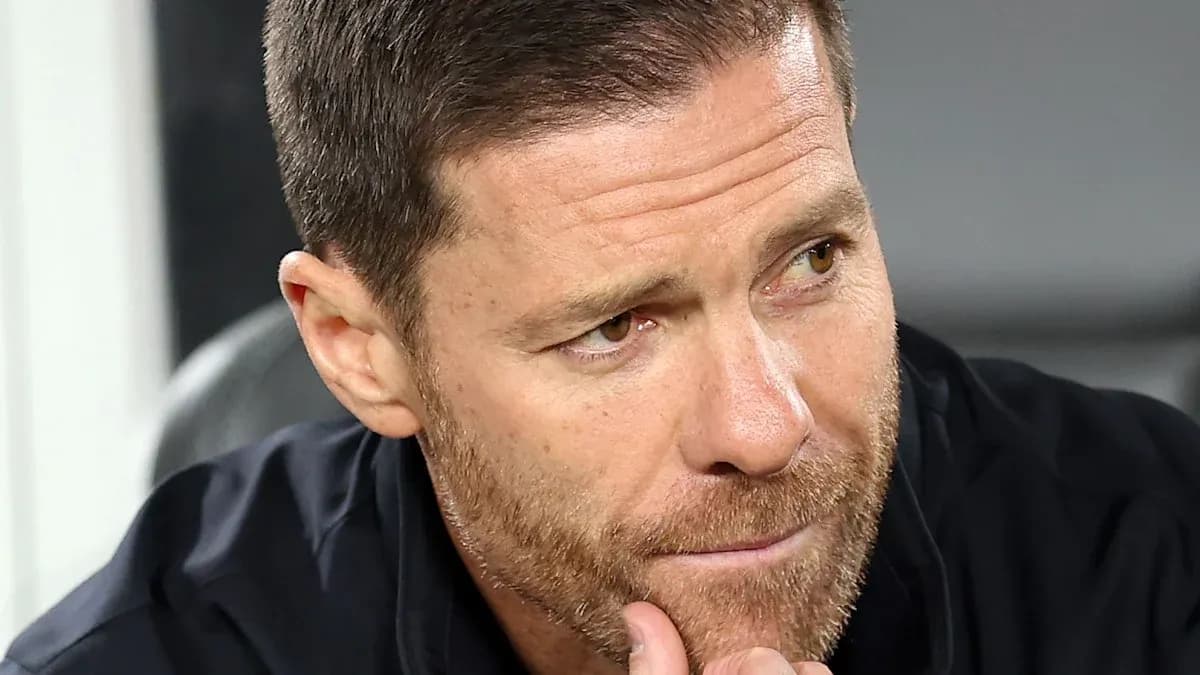 Entrenador pensativo en el banquillo durante el partido