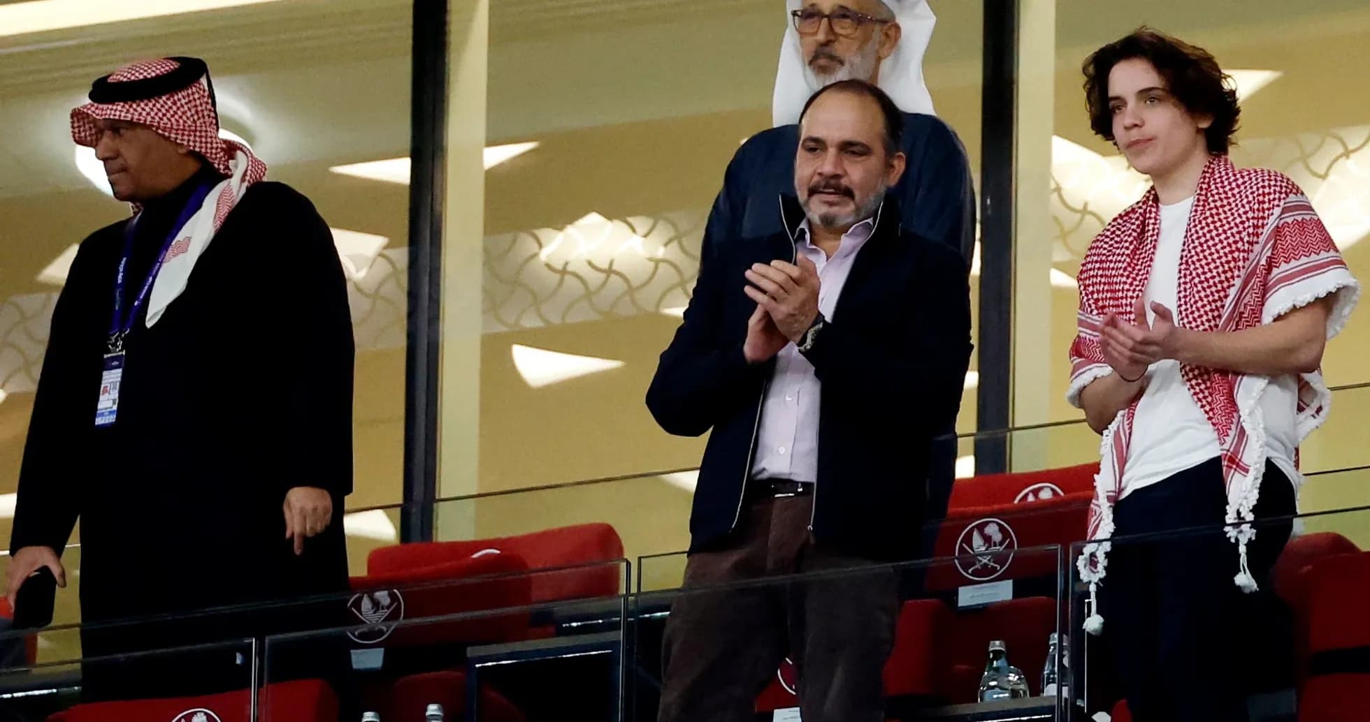Espectadores aplaudiendo en un palco del estadio
