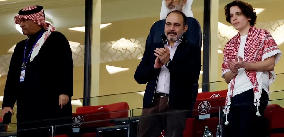 Espectadores aplaudiendo en un palco del estadio