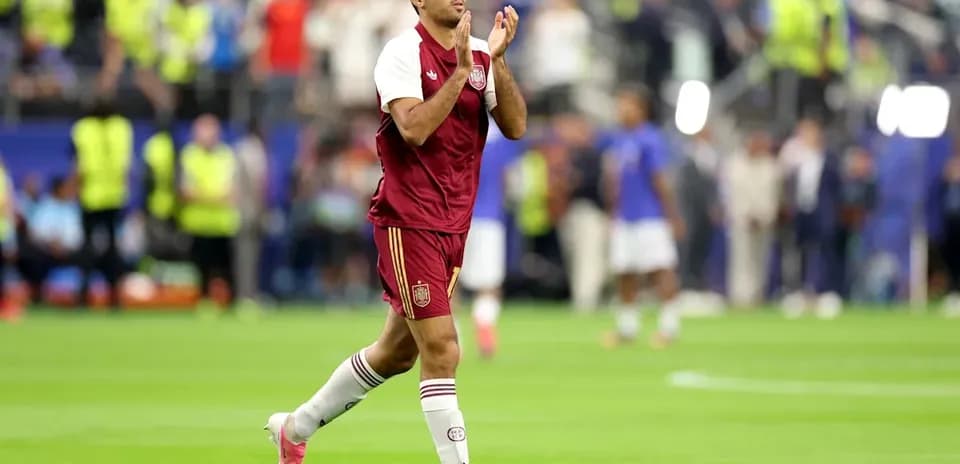 Jugador aplaudiendo tras el partido en el campo