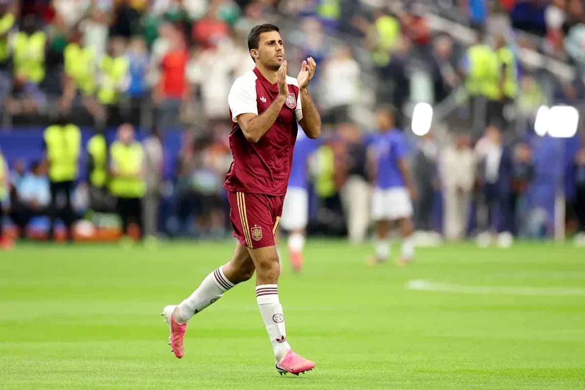 Jugador aplaudiendo tras el partido en el campo
