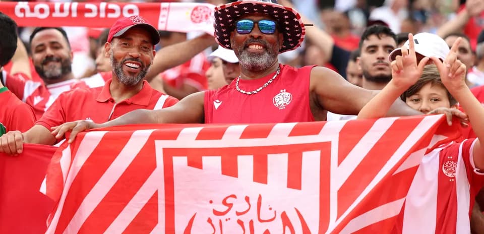 Aficionados animando con banderas en el estadio