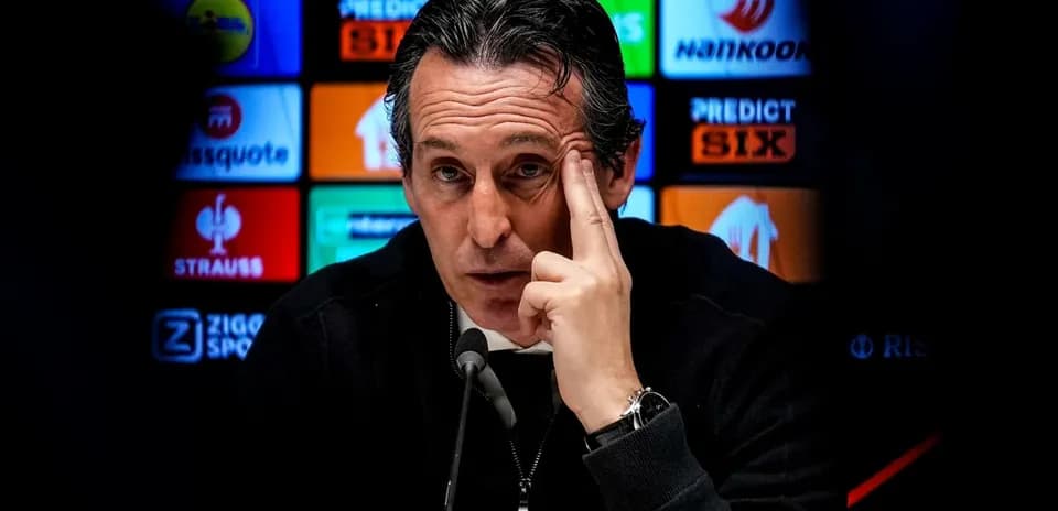 Entrenador hablando en conferencia de prensa